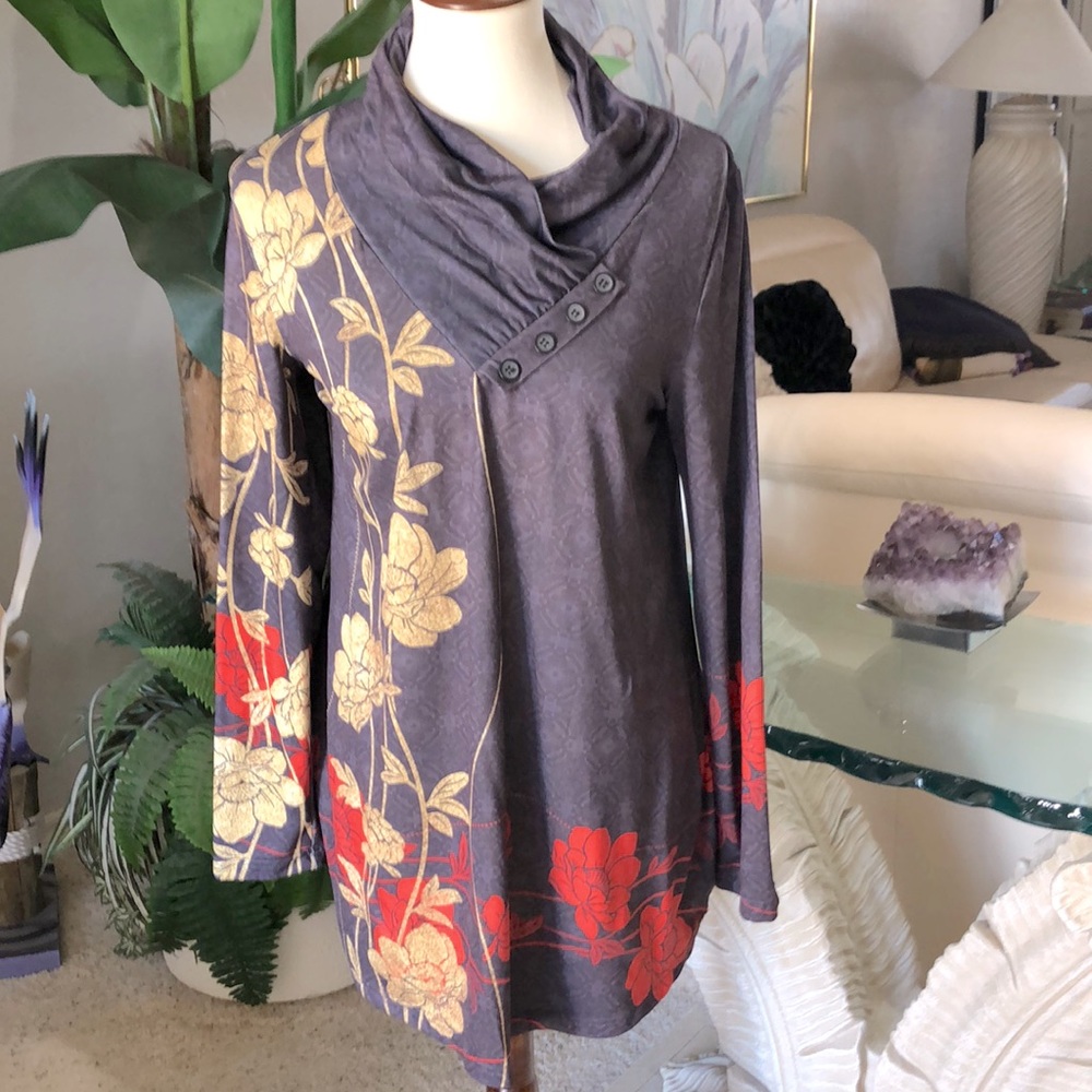 SZ M TUNIC LENGTH TOP. NWOT. AZALEA